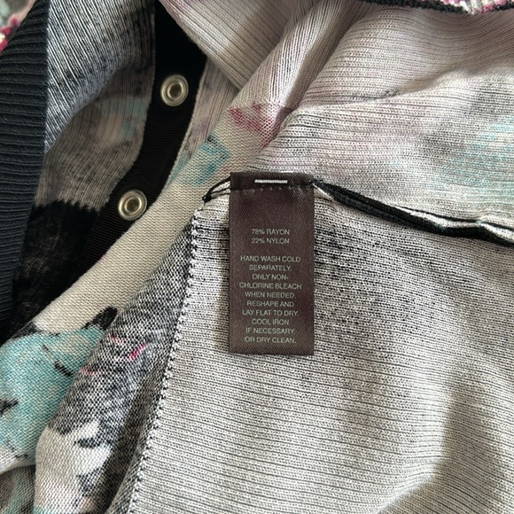 Women’s White House / Black Market Floral Knit Pearl Snap Front Cardigan - Picture 7 of 7